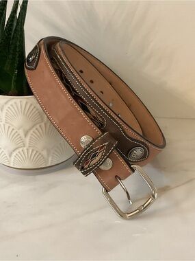 **** Men's Brown Leather Western-Style Woven Belt